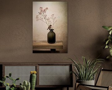 Modern stilleven: vaas met roodborstje van Marjolein van Middelkoop
