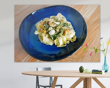 Fettuccini met spinazie en kaas roomsaus en zeevruchten geserveerd op een bord van Babetts Bildergalerie
