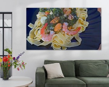 Fettuccini met spinazie en kaas roomsaus en zeevruchten geserveerd op een bord van Babetts Bildergalerie