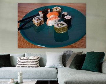 Sushi op een groen bord met eetstokjes van Babetts Bildergalerie