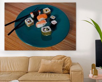 Sushi op een groen bord met eetstokjes