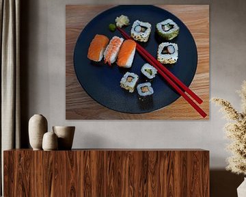 Sushi op een bord met eetstokjes