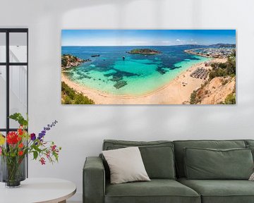 Panoramablick auf den Strand Platja de Portals Nous, Cala Bendinat auf Mallorca, Spanien Mittelmeer von Alex Winter
