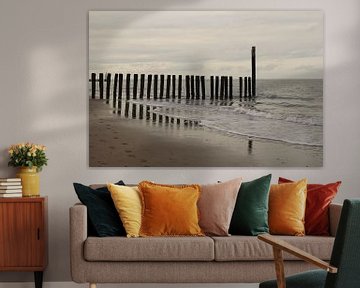 paysage de mer avec reflet des poteaux de plage sur la plage de sable dans l'eau de mer sur Angelique Nijssen