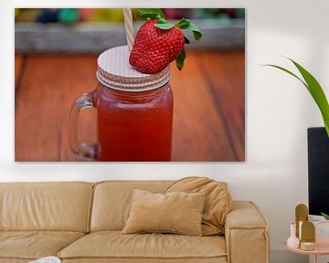 Erdbeer-Wacholder-Tonic-Limonade im Glas