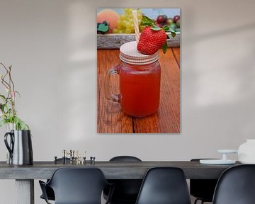 Erdbeer-Wacholder-Tonic-Limonade im Glas von Babetts Bildergalerie