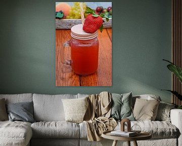 Erdbeer-Wacholder-Tonic-Limonade im Glas