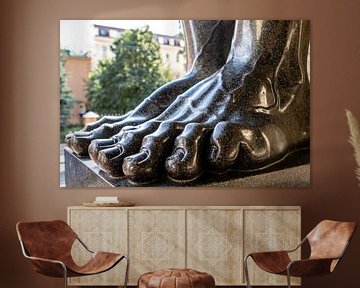 Close up van de donkere grote bronzen voeten van het Atlas beeld bij de ingang van de Hermitage  in  van WorldWidePhotoWeb