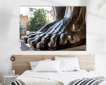 Close up van de donkere grote bronzen voeten van het Atlas beeld bij de ingang van de Hermitage  in  van WorldWidePhotoWeb