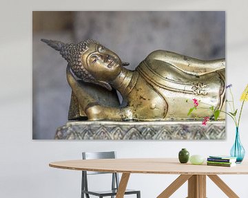 Een bronzen Boeddha in slaapstand van Rick Van der Poorten
