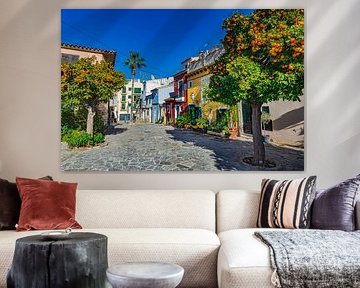 Maisons colorées et orangers dans le centre-ville de Palma de Majorque, Espagne, îles Baléares. sur Alex Winter