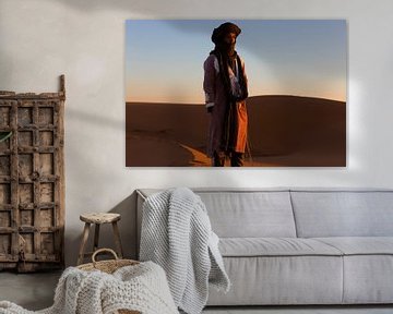 Sahara Mann in Merzouga Wüste Marokko Sonnenaufgang von Wendy Bos