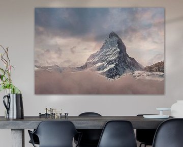 Matterhorn Berg über Wolken und im wunderschönen Abendlicht von Besa Art