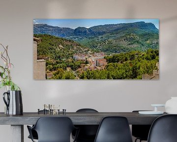 Luftaufnahme des Hafens von Soller Mallorca mit der wunderschönen Berglandschaft der Sierra de Tramu von Alex Winter