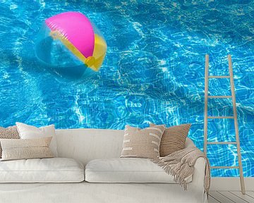 Zwembad wateroppervlak met drijvende opblaasbare strandbal van Alex Winter