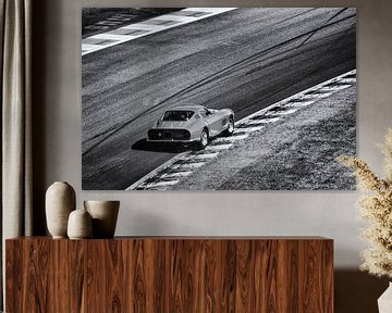 Ferrari 275 GTB klassieke sportwagen op Spa Francorchamps in zwart-wit van Sjoerd van der Wal