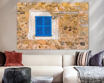 Oude mediterrane blauwe vensterluiken en stenen muur achtergrond met kopieerruimte van Alex Winter