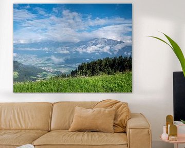 Uitzicht over het berglandschap in Tirol van Animaflora PicsStock