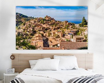 Spanien Mallorca, Blick auf das historische Dorf Deia mit schöner mediterraner Landschaft von Alex Winter