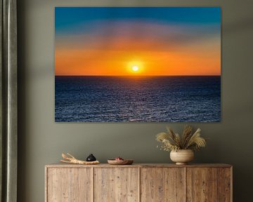 Vue idyllique du coucher de soleil sur la mer avec un beau soleil orange dans le ciel. sur Alex Winter