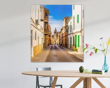 Straße in Felanitx, mediterrane Altstadt auf der Insel Mallorca, Spanien von Alex Winter