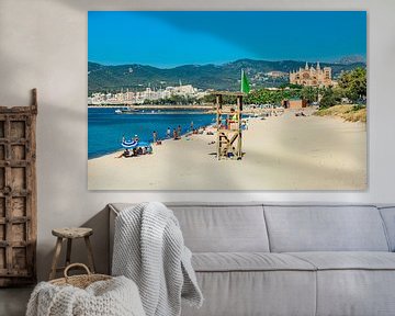 Sandstrand an der Küste von Palma de Mallorca mit Blick auf die Kathedrale, Spanien Mittelmeer von Alex Winter