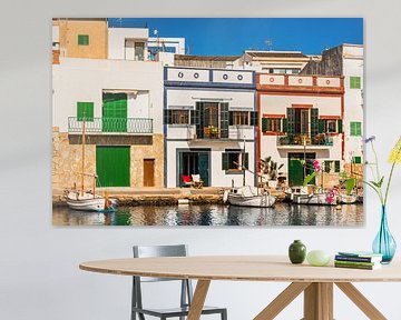 Porto Colom havendorp met kleurrijke huizen op Mallorca, Spanje Balearen van Alex Winter