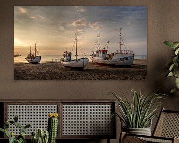 Vissersbootjes op het strand van Løkken. van Frans Nijland