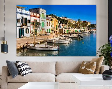 Hafen mit bunten Häusern von Portocolom auf Mallorca, Spanien Balearen von Alex Winter
