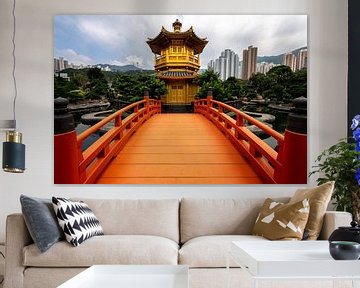 Oranje brug naar tempel in China van Michael Bollen