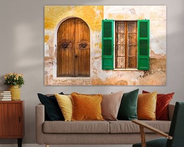 Gros plan d'une vieille porte en bois et de volets de fenêtre ouverts d'une maison méditerranéenne sur Alex Winter