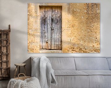 Oude houten deur en rustieke muurachtergrond van Alex Winter