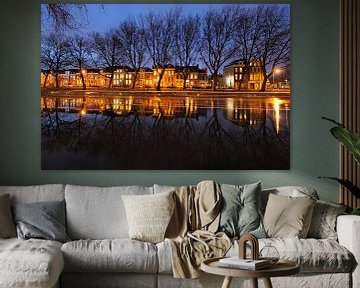 Weerdsingel Oostzijde à Utrecht, entre Hopakker et Bellamystraat, avec un bateau de canal qui passe.