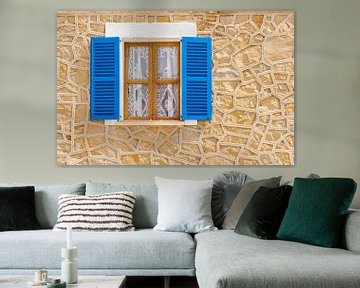 Detailansicht der blauen offenen Holzfensterläden und der rustikalen Wand eines mediterranen Hauses von Alex Winter