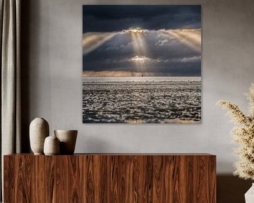 Lichtstralen boven de Waddenzee vanuit Harlingen gezien tijdens zonsondergang van Harrie Muis