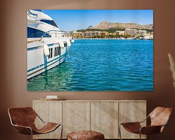 Luxusyachten vor Anker im Mittelmeerhafen auf der Insel Mallorca, Spanien von Alex Winter