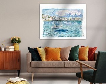 Mykonos mit schwimmendem Segelboot auf dem türkisfarbenen Wasser der Ägäis von Markus Bleichner
