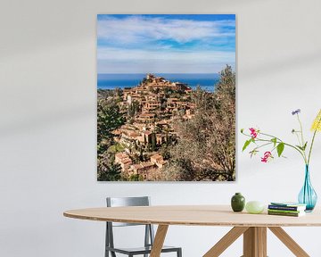 Spanien Mallorca, Blick auf das historische Dorf Deia mit schöner mediterraner Landschaft von Alex Winter