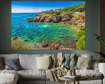 Vue idyllique du bord de mer à Cala Rajada sur l'île de Majorque, Espagne Mer Méditerranée sur Alex Winter