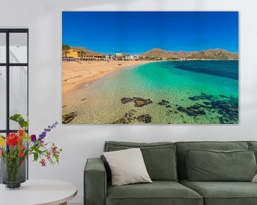 Vue idyllique de la baie de Pollenca sur l'île de Majorque, en Espagne. sur Alex Winter