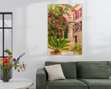 Haus mit schönen Blumen auf der Insel Mallorca, Spanien Balearische Inseln von Alex Winter