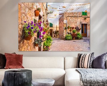 Romantische straat met mooie bloemen in Valldemossa dorp, Mallorca Spanje van Alex Winter