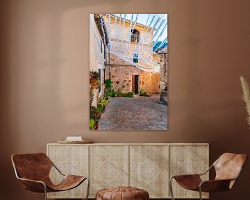 Rue idyllique dans le village méditerranéen de Valldemossa, à Majorque, en Espagne. sur Alex Winter