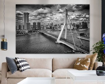Pont Erasmus Rotterdam (paysage - noir et blanc / fort contraste) sur Rick Van der Poorten