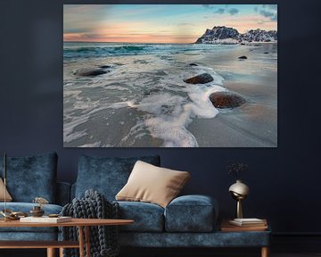 Der Strand von Utakleiv auf den Lofoten in Norwegen während eines Sonnenuntergangs im Winter von Sjoerd van der Wal Fotografie