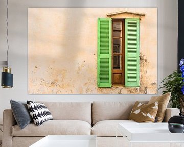 Oude mediterrane groene vensterluiken en muur achtergrond van Alex Winter
