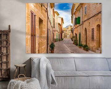 Straat in de oude stad van Alcudia op het eiland Mallorca, Spanje van Alex Winter