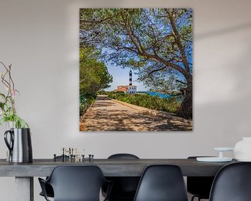 Schöner Blick auf den Leuchtturm in Porto Colom, Mallorca Spanien, Balearische Inseln von Alex Winter