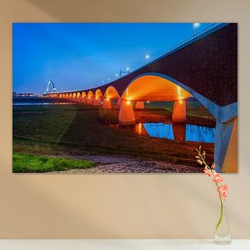 Pont de la ville De oversteek, Nijmegen à l'heure bleue.