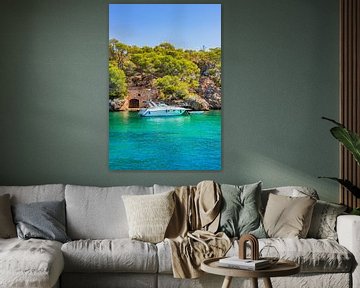 Magnifique vue d'un yacht de luxe dans une baie idyllique sur l'île de Majorque, Espagne Mer Méditer sur Alex Winter